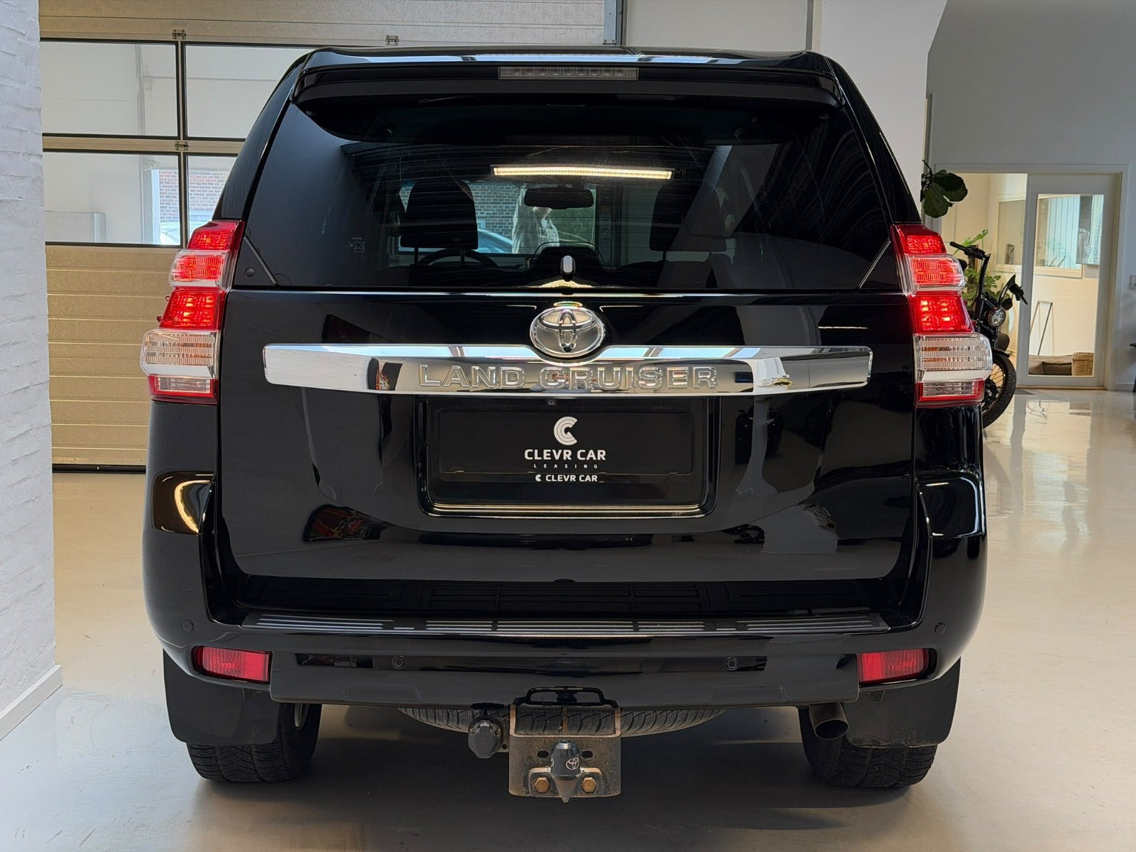 Sort Toyota Land Cruiser fra 2015