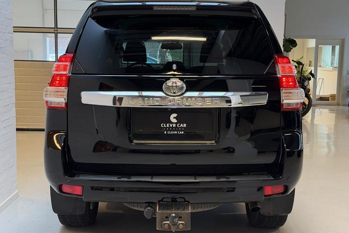 Sort Toyota Land Cruiser fra 2015
