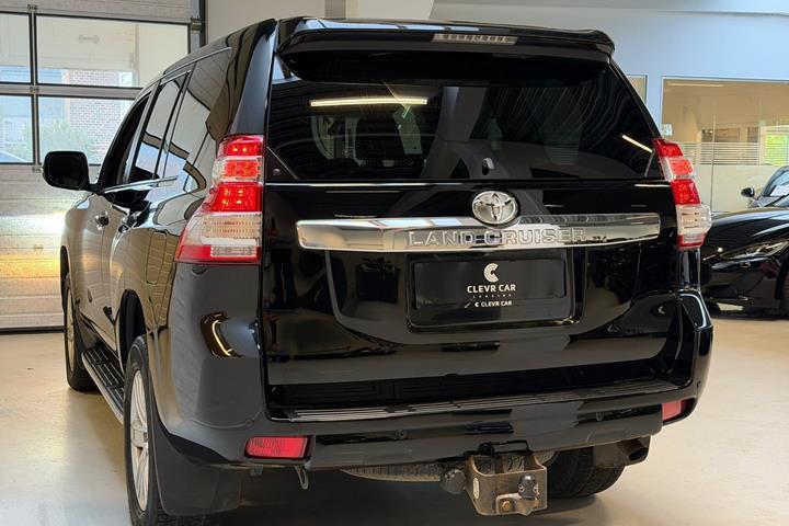 Sort Toyota Land Cruiser fra 2015