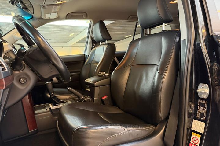 Sort Toyota Land Cruiser fra 2015