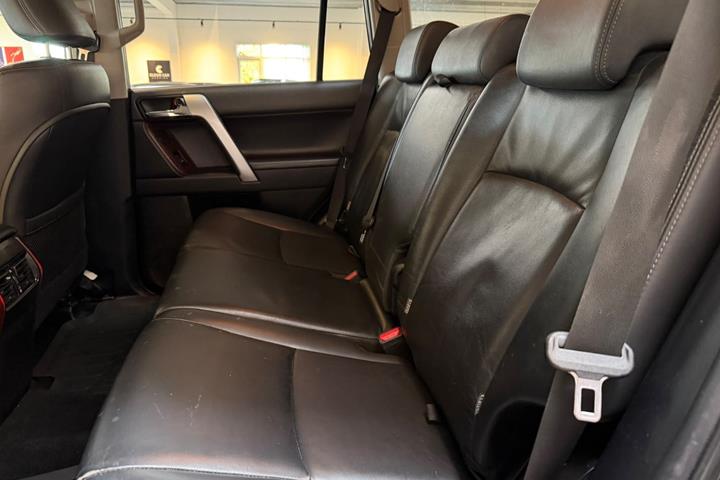 Sort Toyota Land Cruiser fra 2015