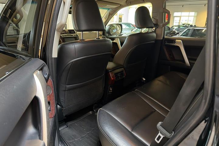 Sort Toyota Land Cruiser fra 2015