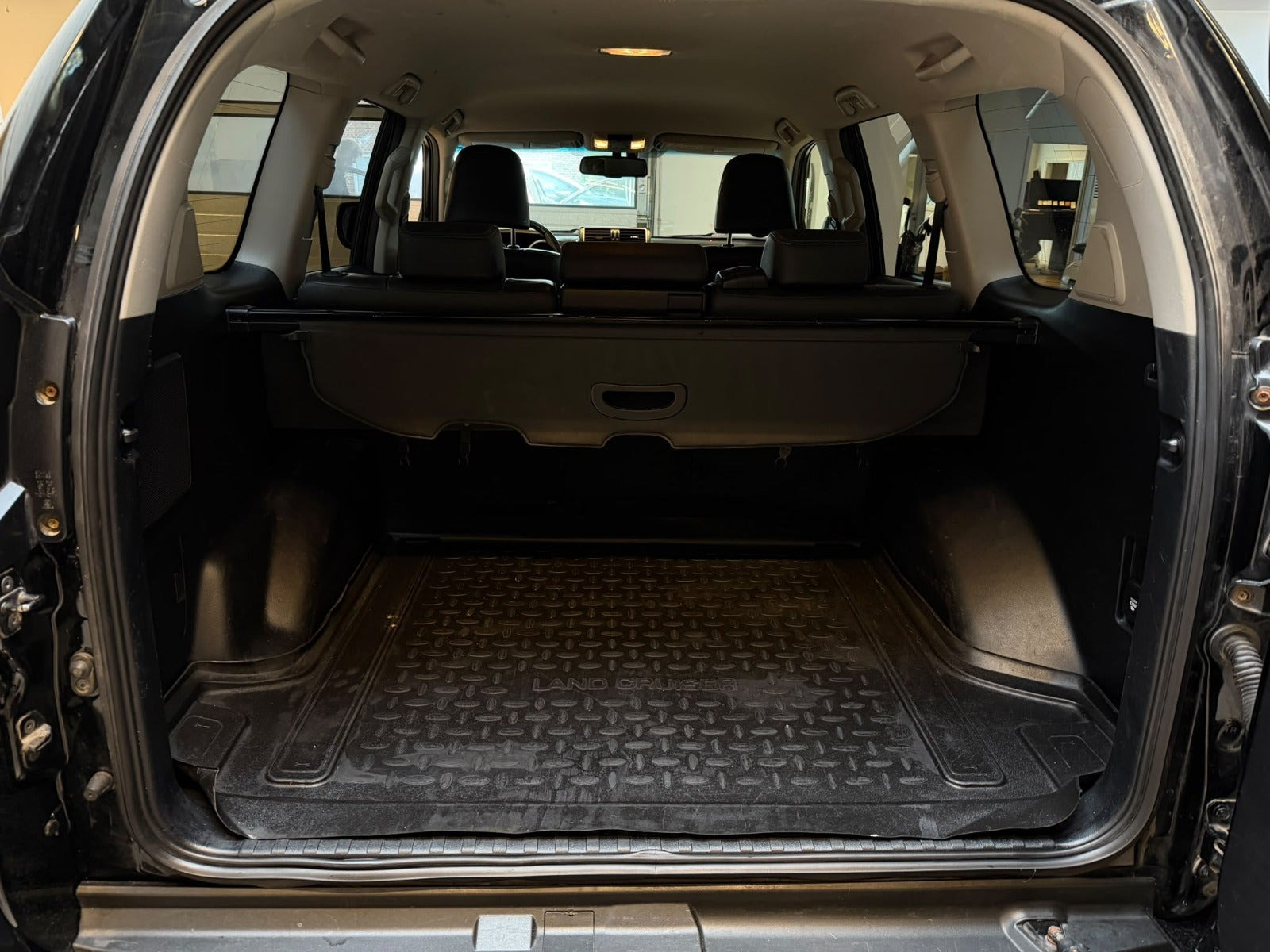 Sort Toyota Land Cruiser fra 2015