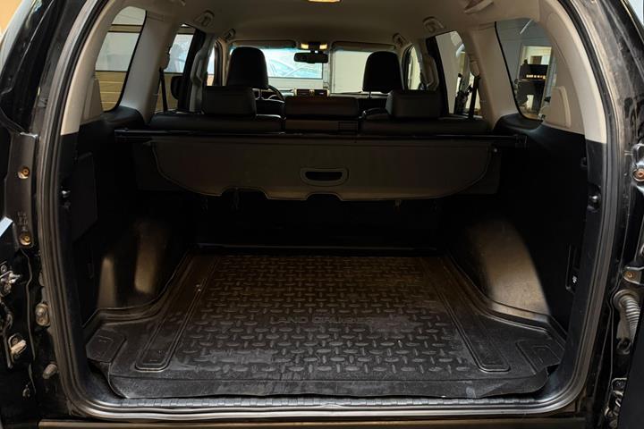 Sort Toyota Land Cruiser fra 2015