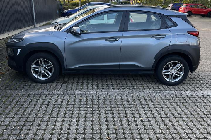 Grå Hyundai Kona fra 2018