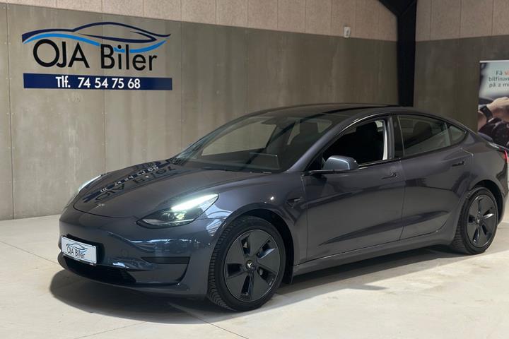 Grå Tesla Model 3 fra 2021 set udefra