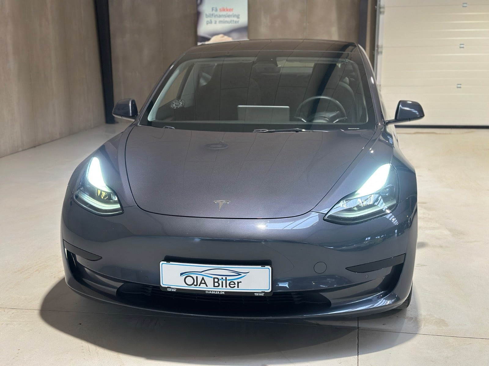 Grå Tesla Model 3 fra 2021