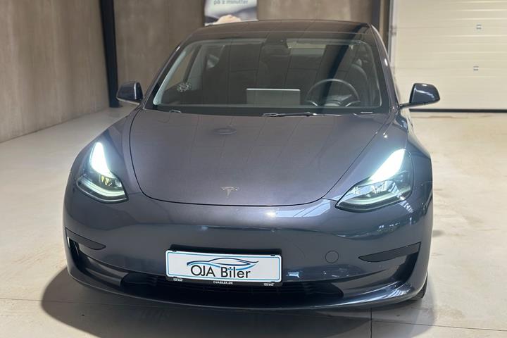 Grå Tesla Model 3 fra 2021