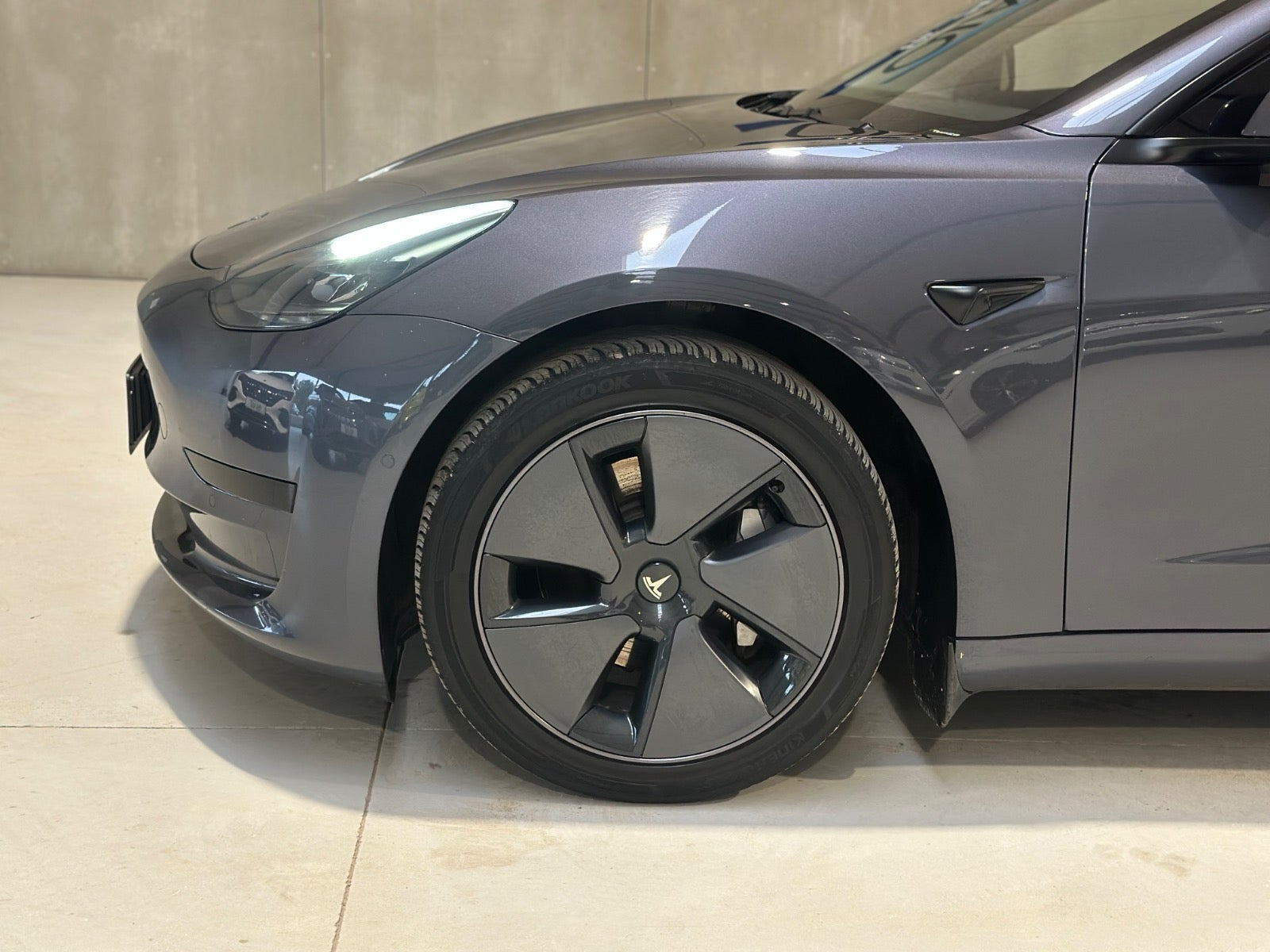 Grå Tesla Model 3 fra 2021