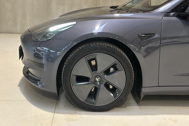 Grå Tesla Model 3 fra 2021