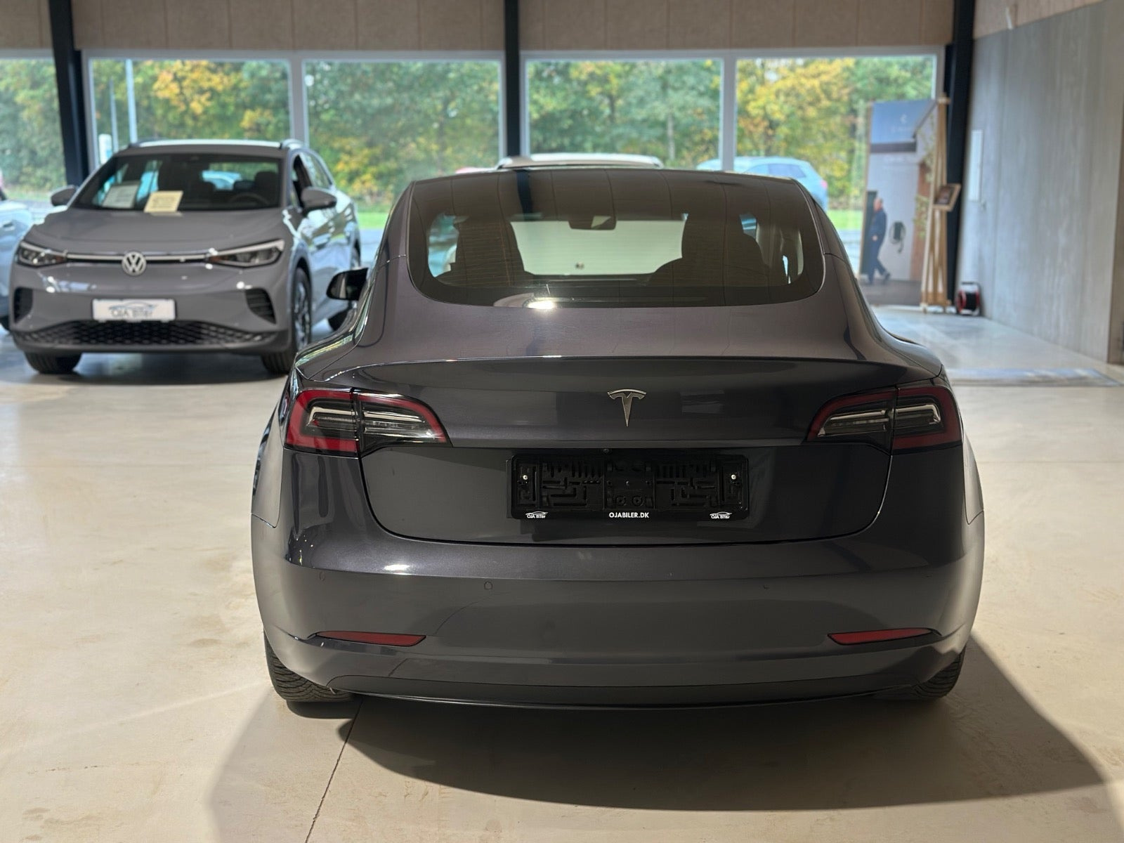 Grå Tesla Model 3 fra 2021
