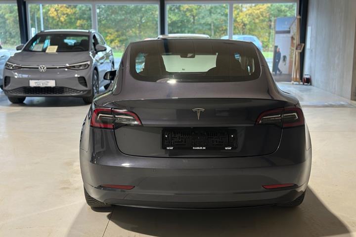 Grå Tesla Model 3 fra 2021