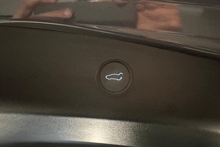 Grå Tesla Model 3 fra 2021