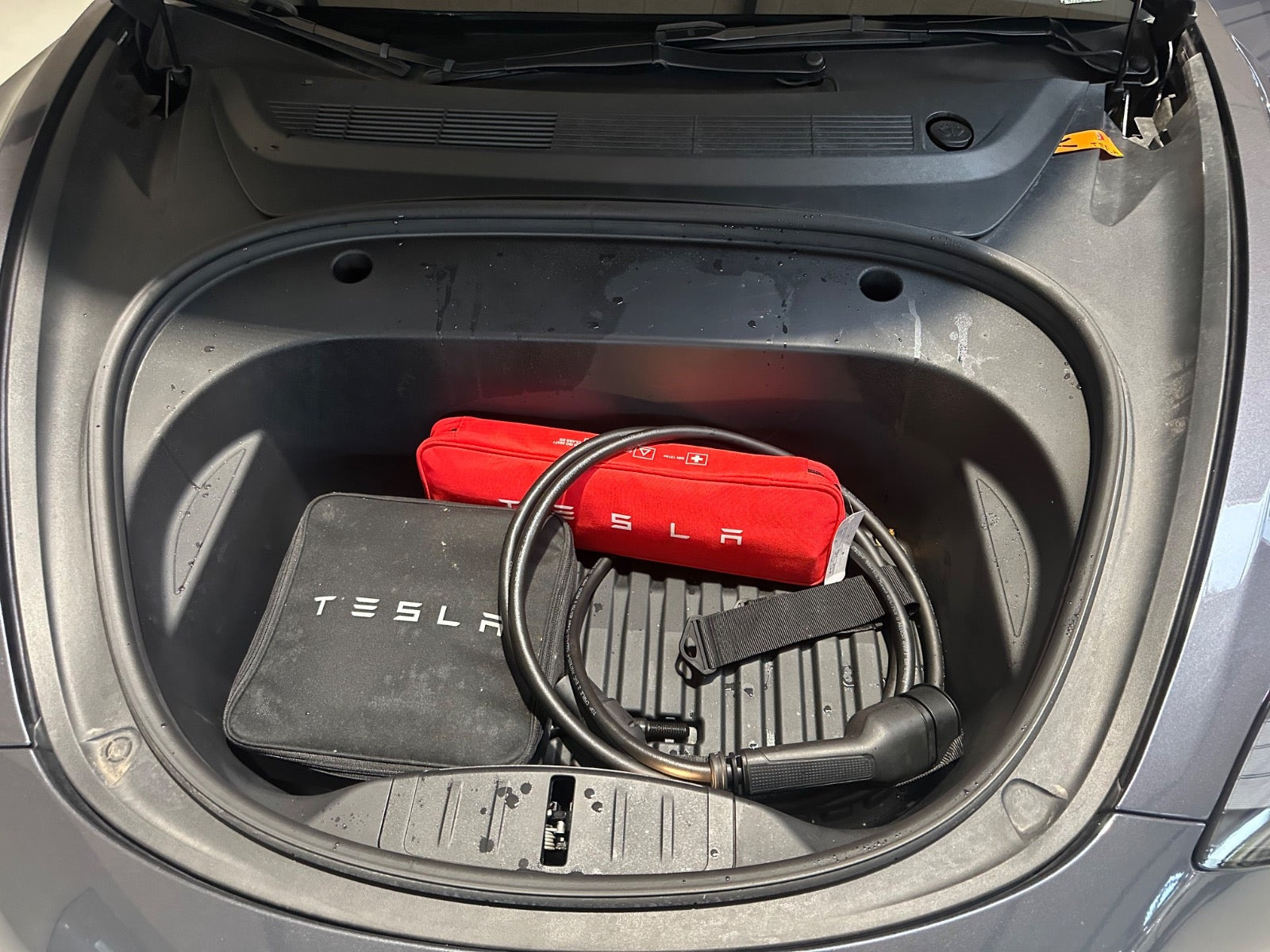 Grå Tesla Model 3 fra 2021