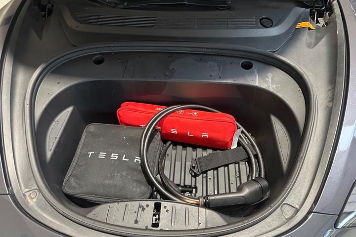 Grå Tesla Model 3 fra 2021