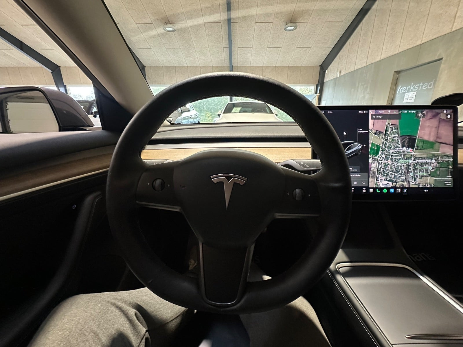 Grå Tesla Model 3 fra 2021