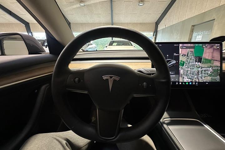 Grå Tesla Model 3 fra 2021