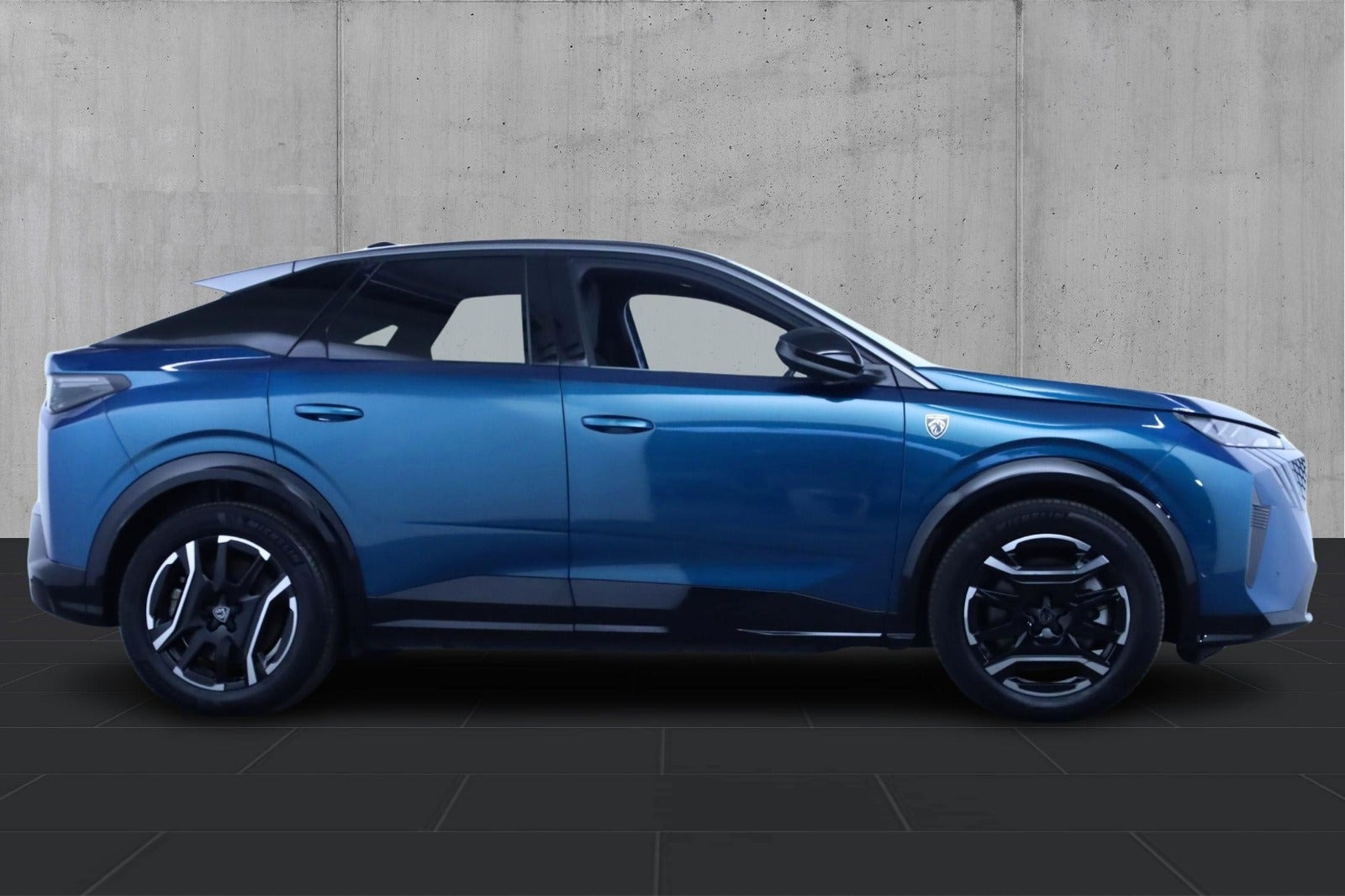 Blå Peugeot e-3008 fra 2025