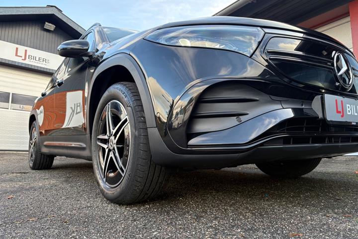 Sort Mercedes EQB250 fra 2022