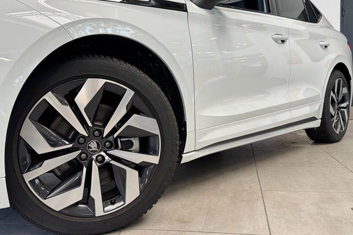 Hvid Skoda Enyaq fra 2026