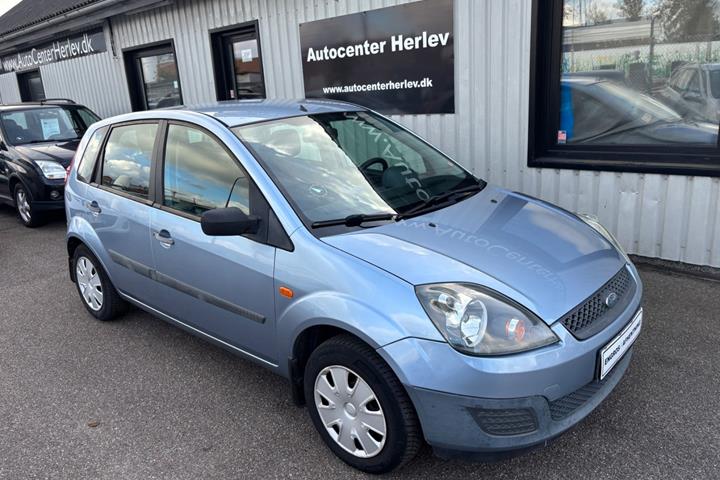 Blå Ford Fiesta fra 2006