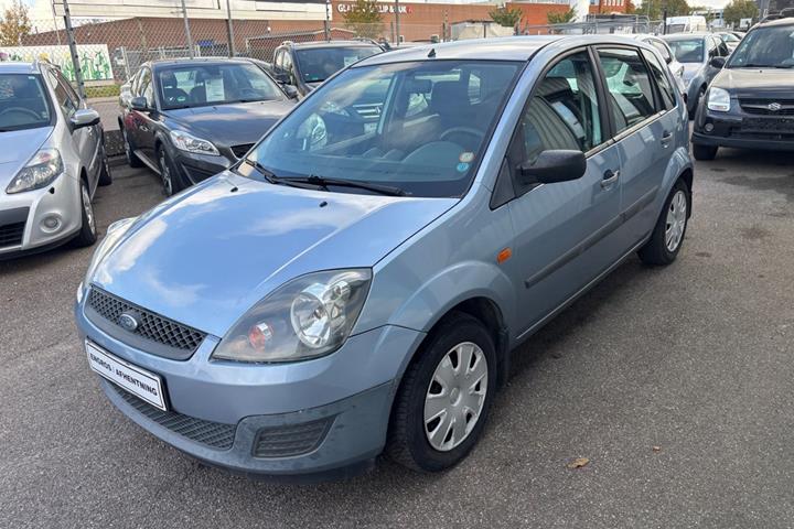 Blå Ford Fiesta fra 2006