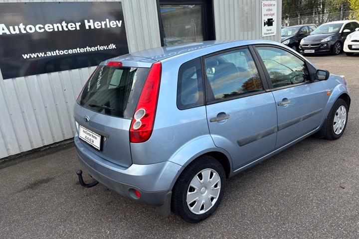 Blå Ford Fiesta fra 2006