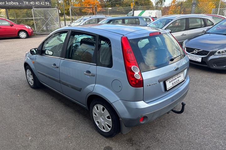 Blå Ford Fiesta fra 2006
