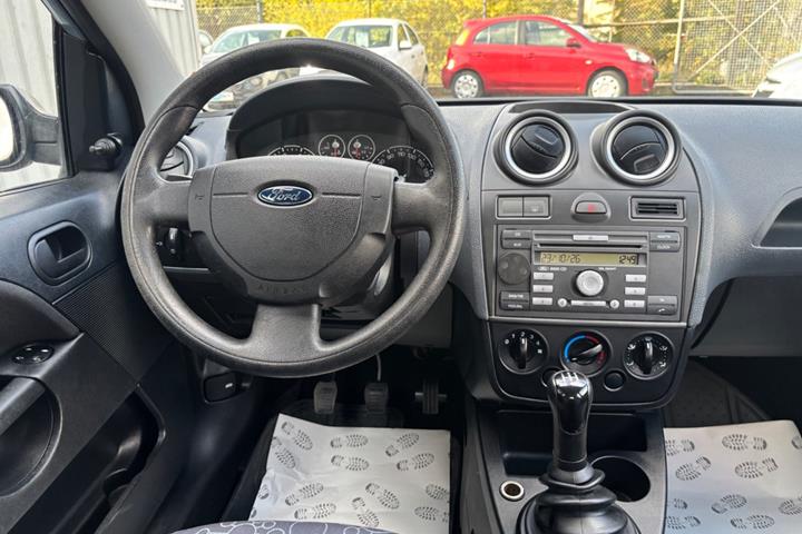 Blå Ford Fiesta fra 2006