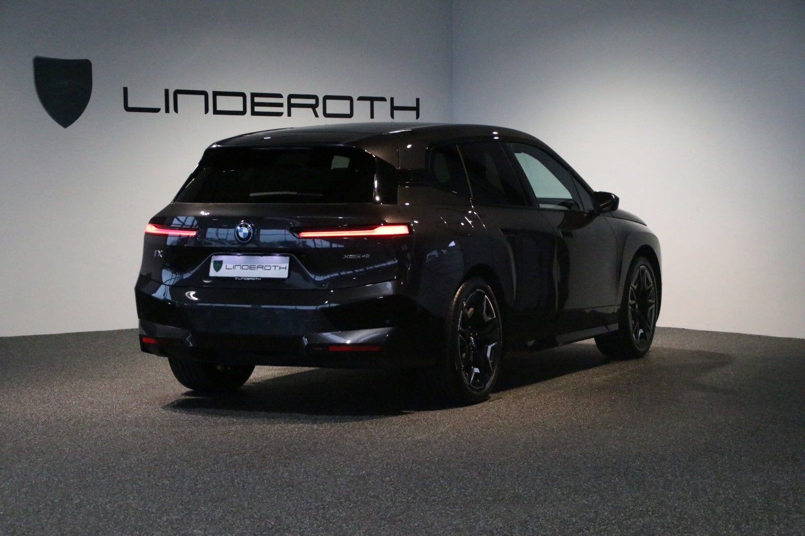 Grå BMW iX fra 2023