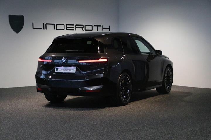 Grå BMW iX fra 2023