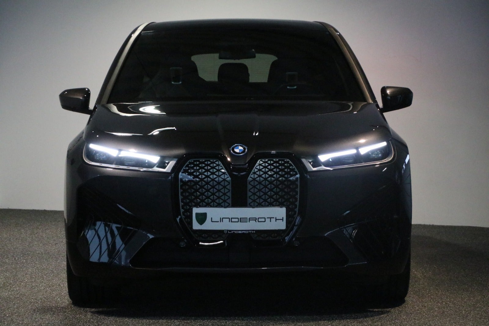 Grå BMW iX fra 2023