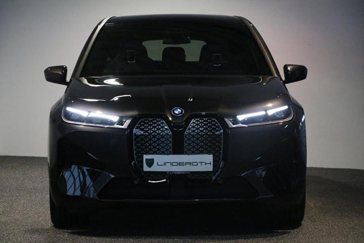 Grå BMW iX fra 2023