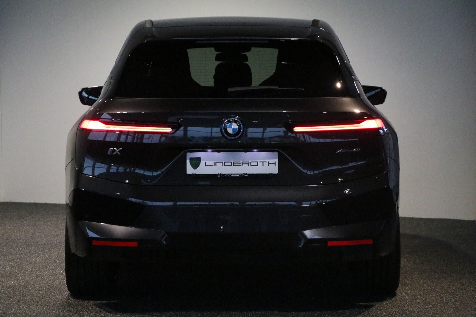 Grå BMW iX fra 2023