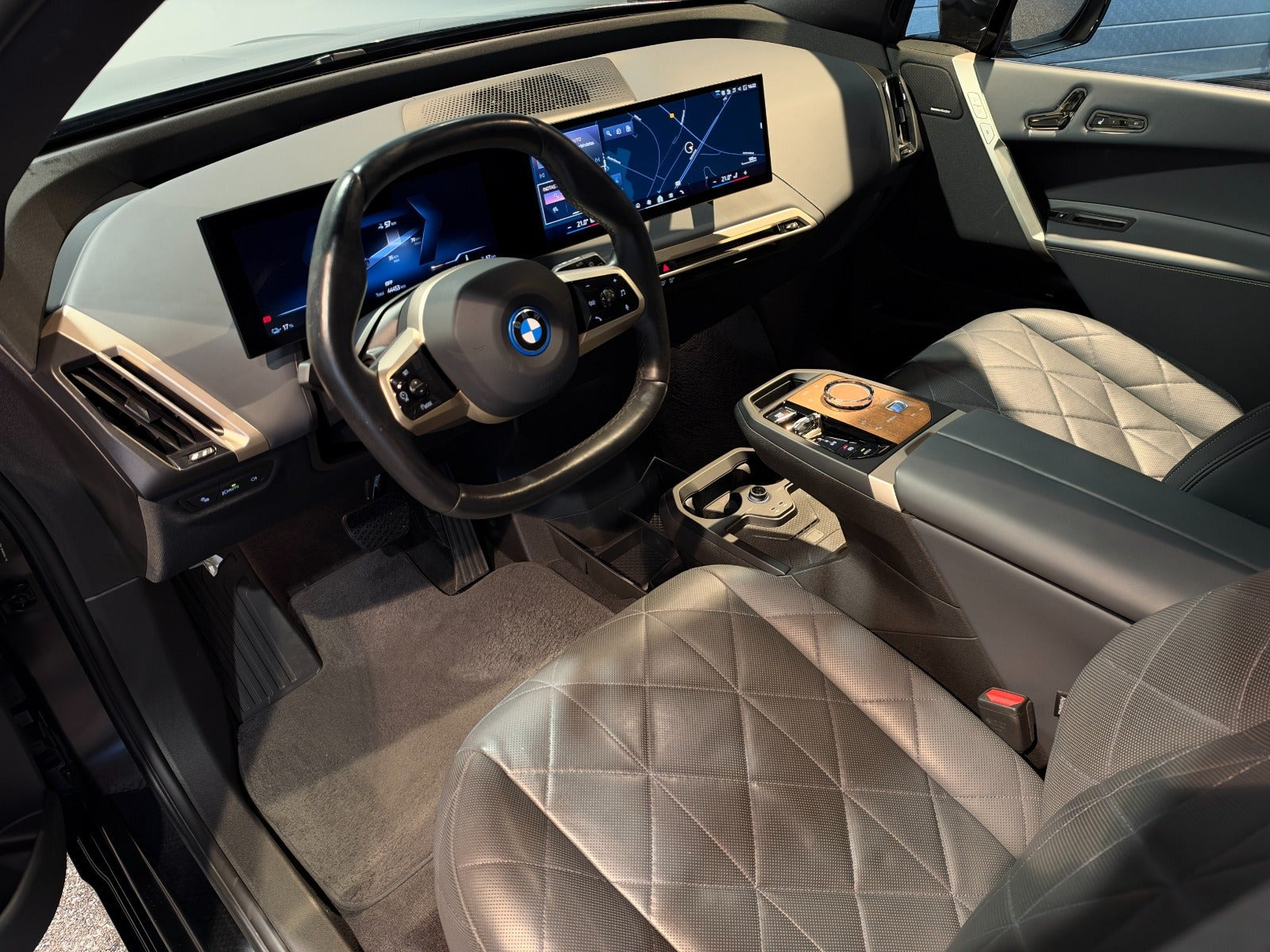 Grå BMW iX fra 2023
