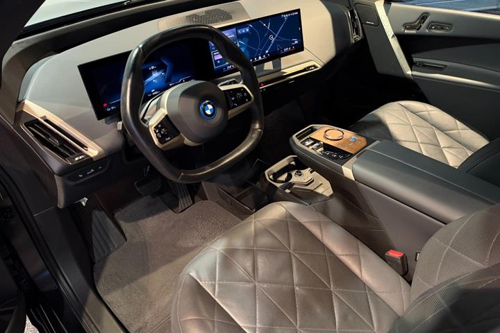 Grå BMW iX fra 2023