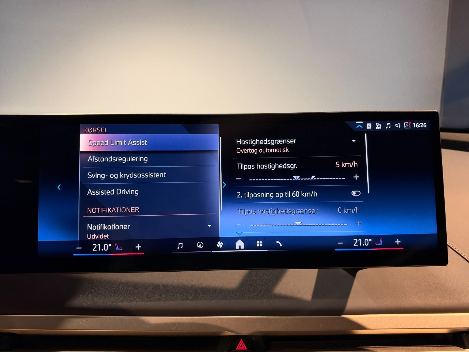 Grå BMW iX fra 2023