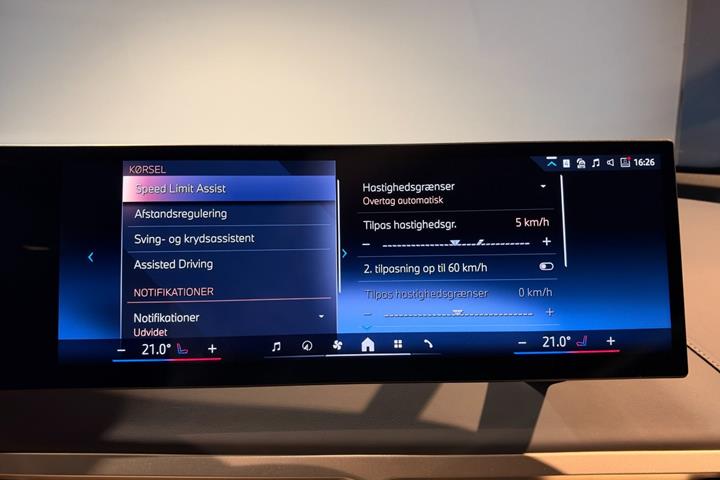 Grå BMW iX fra 2023