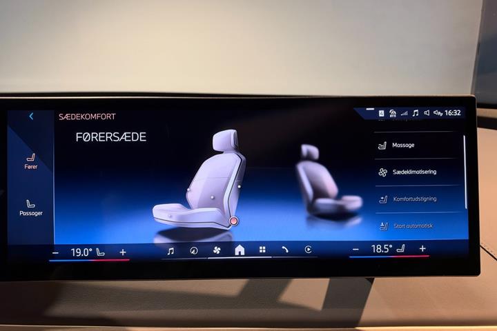 Grå BMW iX fra 2023
