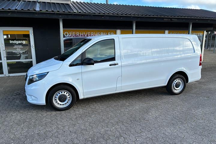 Hvid Mercedes Vito 114 fra 2022