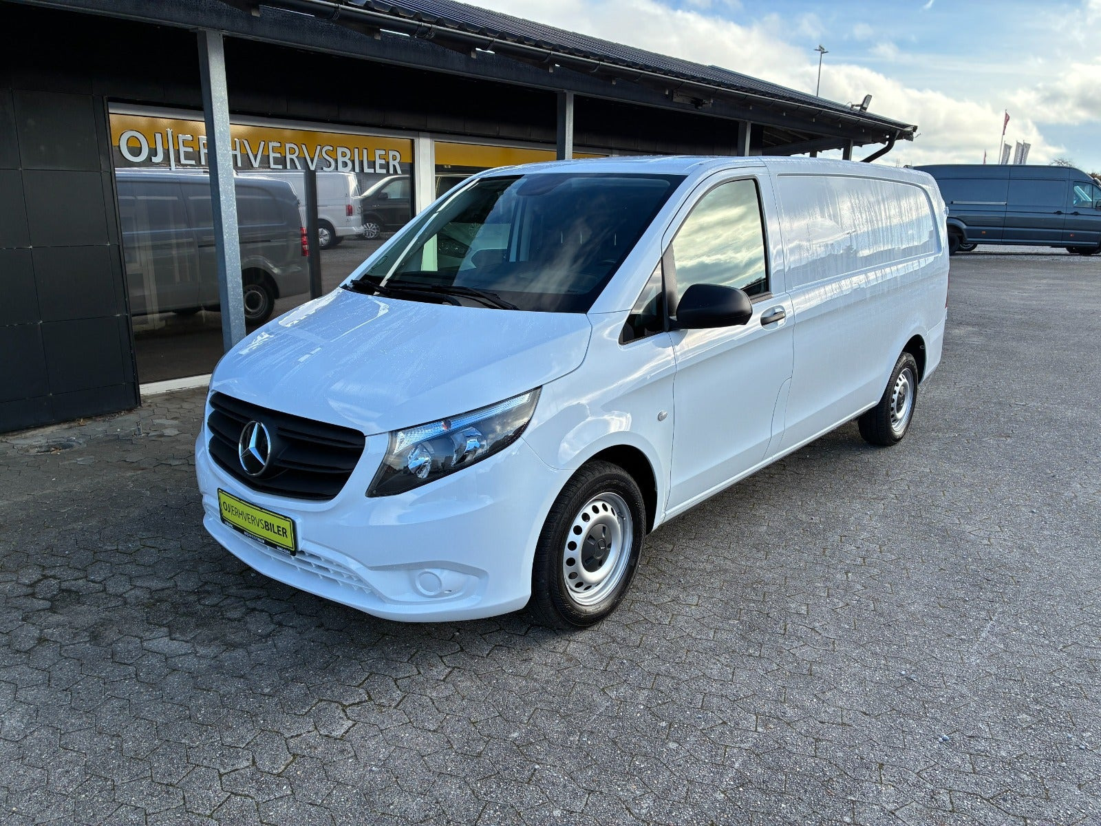 Hvid Mercedes Vito 114 fra 2022