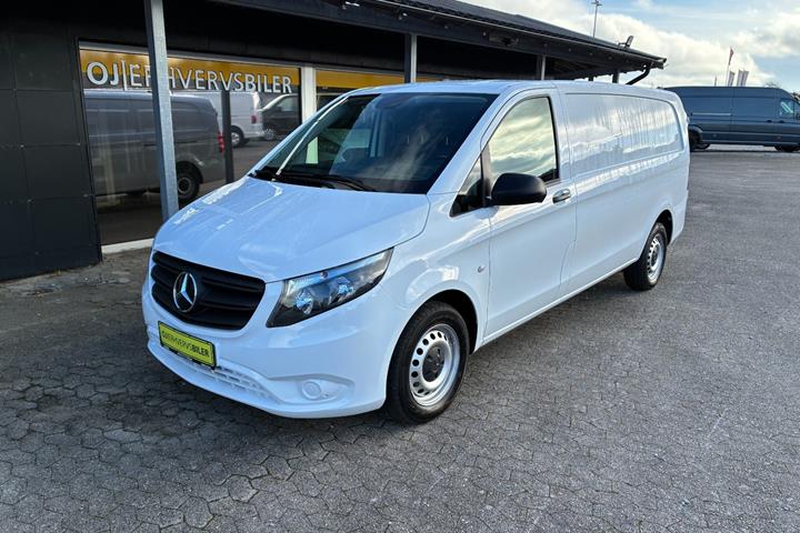 Hvid Mercedes Vito 114 fra 2022