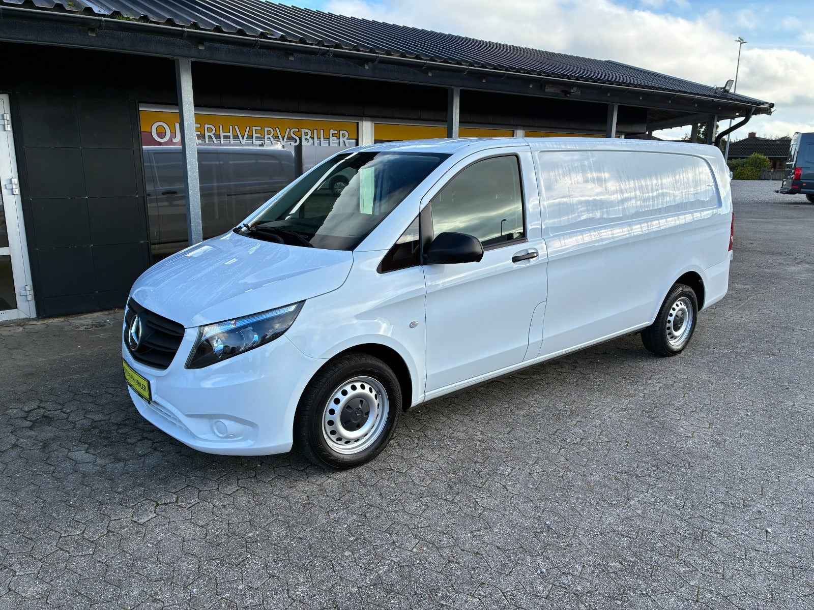 Hvid Mercedes Vito 114 fra 2022