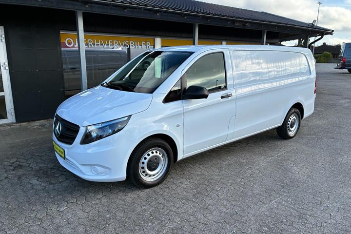 Hvid Mercedes Vito 114 fra 2022