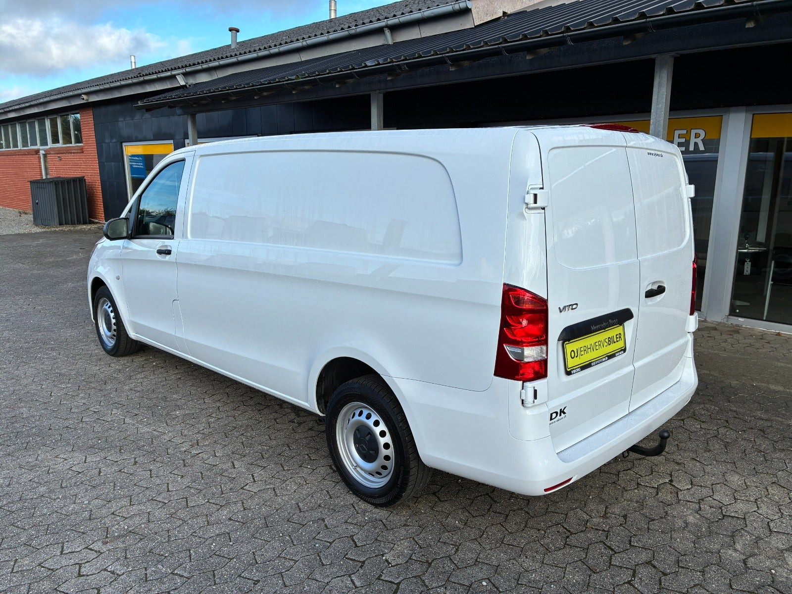 Hvid Mercedes Vito 114 fra 2022