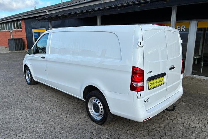 Hvid Mercedes Vito 114 fra 2022