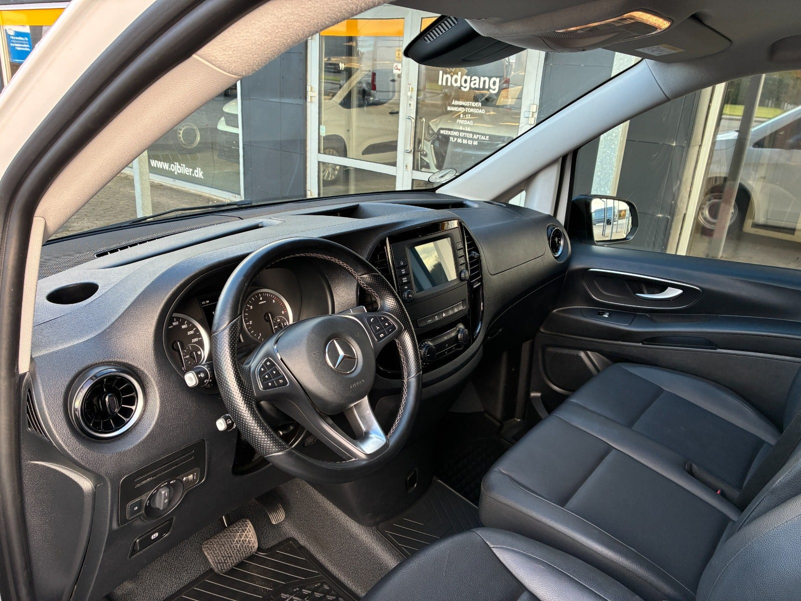 Hvid Mercedes Vito 114 fra 2022