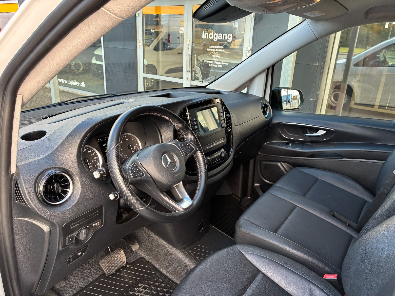 Hvid Mercedes Vito 114 fra 2022