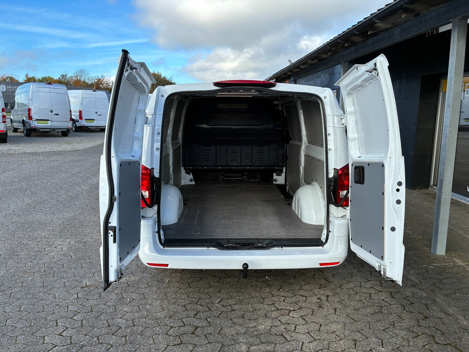 Hvid Mercedes Vito 114 fra 2022