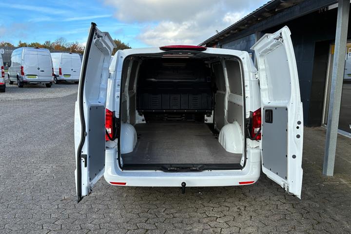 Hvid Mercedes Vito 114 fra 2022